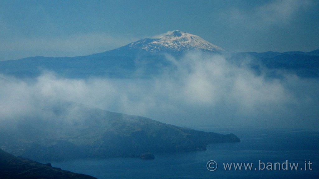 DSCN8745.JPG - L'Etna fà capolino dietro le nuvole